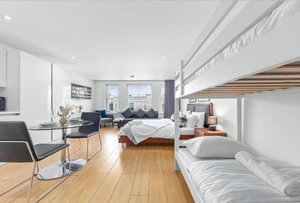 1 Bedroom Flat Piccadilly Sleep 7 In London Vr10 Exterior photo